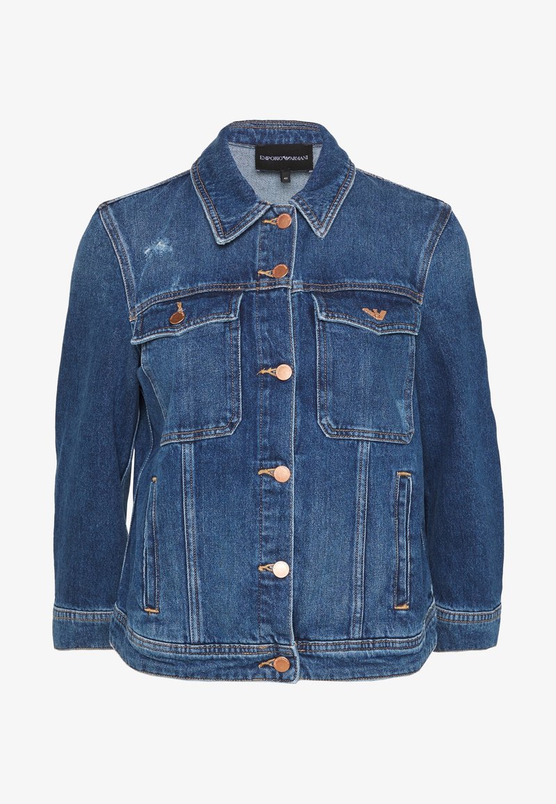 Džínová bunda v tmavě modré barvě, s výstředním límcem, předním zapínáním na knoflíky, dvěma náprsními kapsami a jemnými akcenty opotřebení.