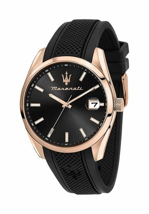 Zwarte horloge met een matte afwerking, roségouden kast, gestructureerde rubberen band en het kenmerkende Maserati-logo op de wijzerplaat. Beschikt over een datvenster.