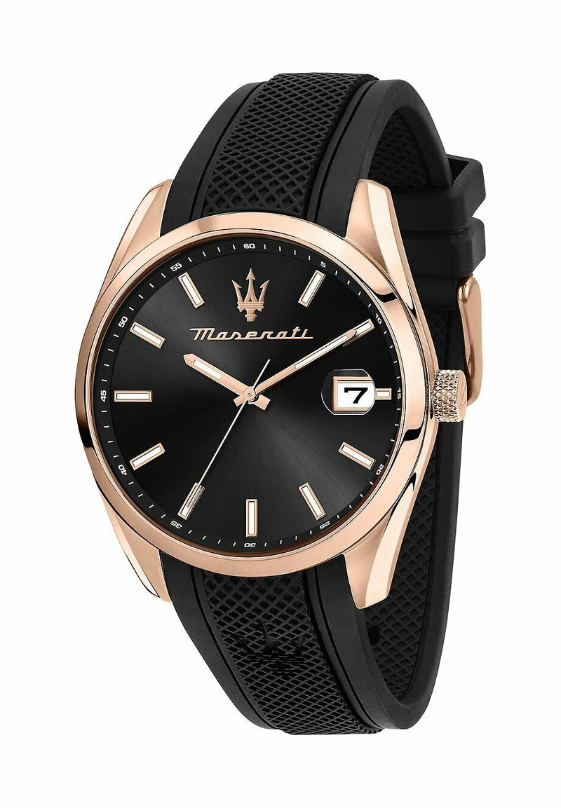Zwarte horloge met een matte afwerking, roségouden kast, gestructureerde rubberen band en het kenmerkende Maserati-logo op de wijzerplaat. Beschikt over een datvenster.