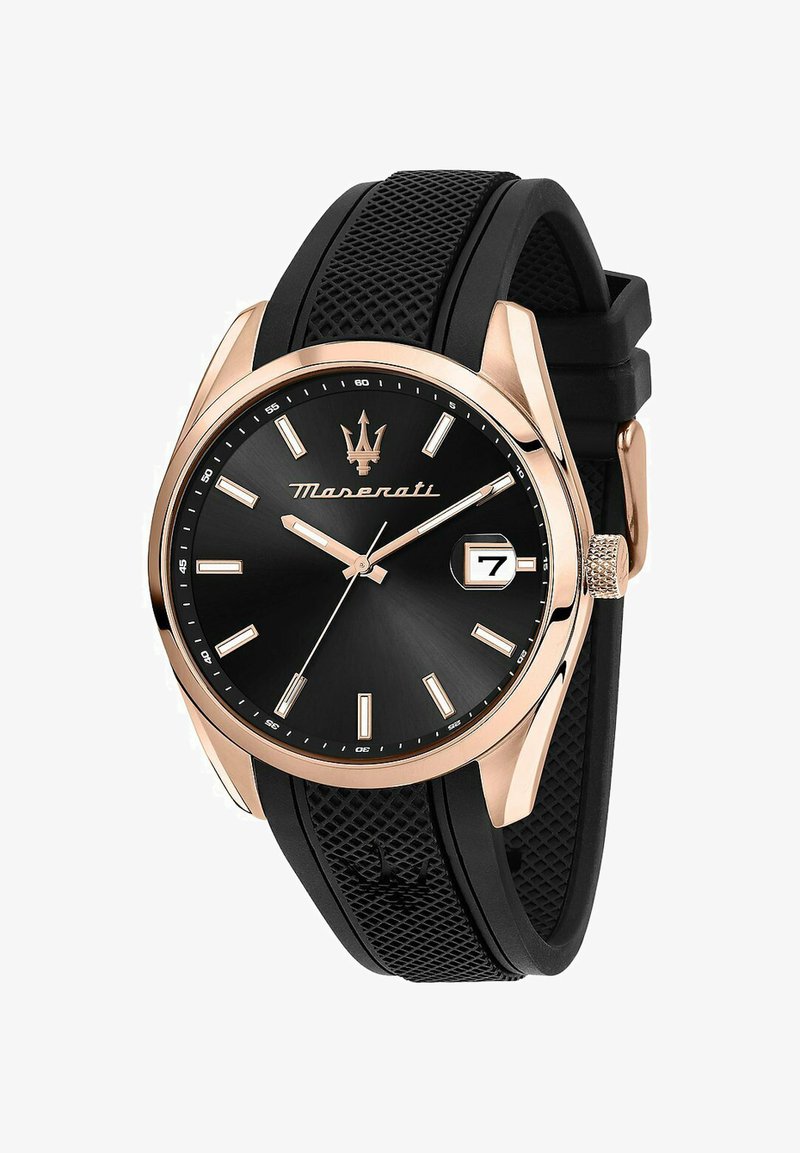 Zwarte horloge met een matte afwerking, roségouden kast, gestructureerde rubberen band en het kenmerkende Maserati-logo op de wijzerplaat. Beschikt over een datvenster.