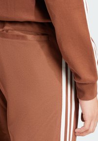 adidas Originals CLASSIC TP - Tréningruha alsók - preloved brown