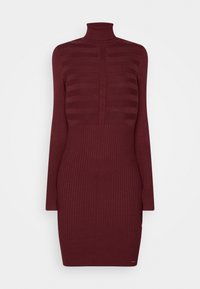 Bordeauxrotes Rollkragenkleid mit geripptem Stoff und horizontalem Streifenmuster; figurbetonte Silhouette, lange Ärmel und leicht ausgestellter Saum.