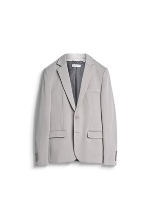 Svijetlo sivi sako od glatkog materijala, s reverima, dvije prednje džepove, jednom dugmetom za zatvaranje i manžetama s tri dugmeta.