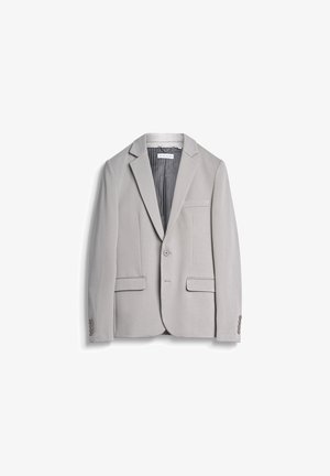 Svijetlo sivi sako od glatkog materijala, s reverima, dvije prednje džepove, jednom dugmetom za zatvaranje i manžetama s tri dugmeta.