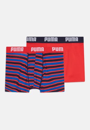 To sæt Puma-boxerbriefs: det ene har horisontale røde og blå striber; det andet er ensfarvet rødt. Begge har elastiske taljer med "Puma."