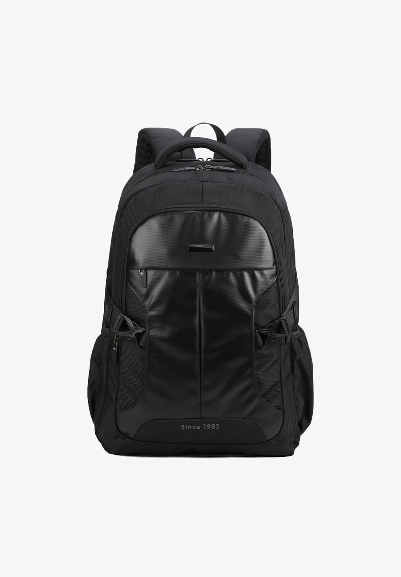 Zaino nero con un tessuto strutturato, dettagli in pelle liscia, due tasche laterali e una tasca frontale con zip; presenta il testo "Dal 1985".