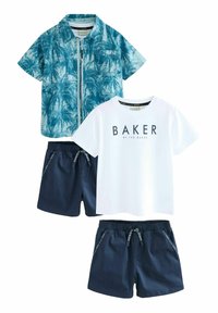 Korte mouwen, blauwe shirt met palmprint, witte T-shirt met de tekst "BAKER", en donkerblauwe shorts met trekkoord. Zachte stof, casual pasvorm en eenvoudige uitstraling.