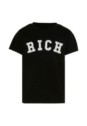 Maglietta nera a maniche corte con la scritta "RICH" in grandi lettere bianche a blocchi sul petto.