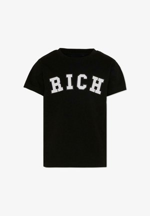 Zwart T-shirt met korte mouwen en het woord "RICH" in grote witte blokletters over de borst.