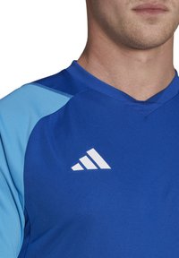 adidas Performance FUSSBALL - TEAMSPORT - TIRO 23 - T-shirt print - blau