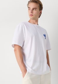 HUGO NOLLICO - Μπλουζάκι με στάμπα - white