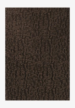 Tela de encaje marrón oscuro con un patrón floral intrincado y texturizado. Ligeramente transparente con un acabado suave. Adecuada para diversas aplicaciones textiles.