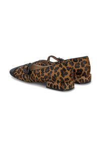 Bailarinas de estampado de leopardo con punta negra afilada, tira adornada en la parte superior y tacón grueso. Material texturizado similar al terciopelo.