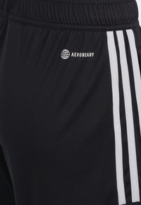 Schwarze Sportshorts aus glattem Material mit weißen seitlichen Streifen, elastischem Bund und einem "AEROREADY"-Logo.