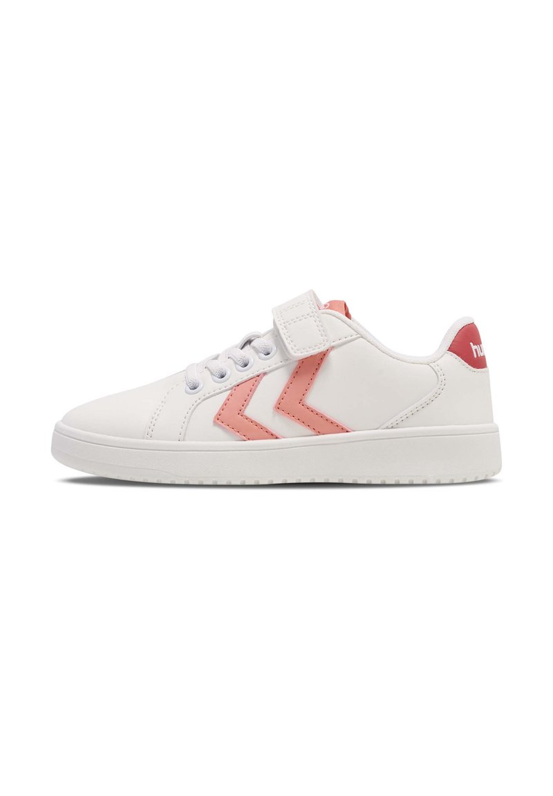 Białe syntetyczne sneakersy z różowymi akcentami, z rzepem, sznurowadłami i teksturowaną gumową podeszwą. Zauważalny wzór chevron na bokach.