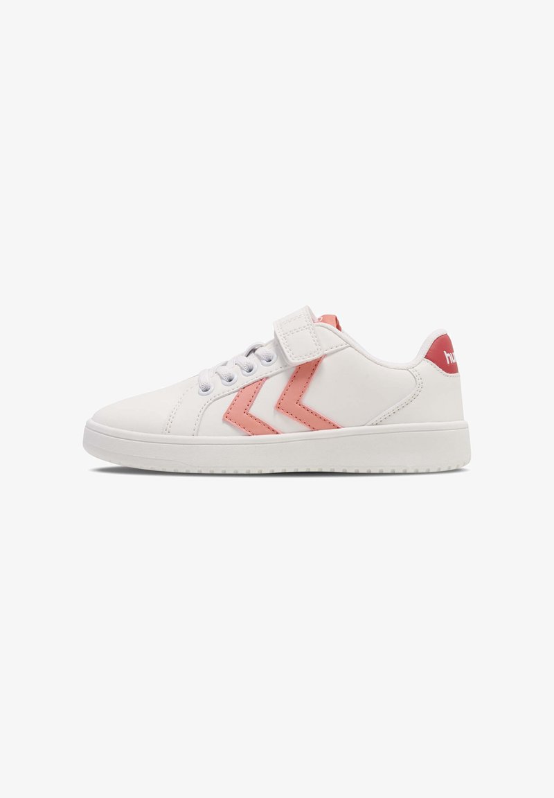 Białe syntetyczne sneakersy z różowymi akcentami, z rzepem, sznurowadłami i teksturowaną gumową podeszwą. Zauważalny wzór chevron na bokach.