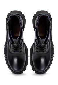 Stivali neri in pelle con punta arrotondata, suola strutturata e cerniere laterali; caratterizzati da dettagli contrastanti blu e design con lacci.