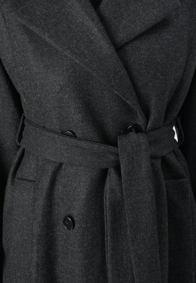 Dunker grauer Wollmantel mit spitzem Revers, doppelter Knopfleiste, schwarzen Knöpfen und einem Gürtel in der Taille für eine anpassbare Passform.