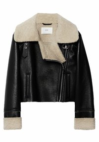Veste en cuir noir avec un col et des poignets en fausse fourrure beige, fermeture éclair et deux poches avant. La finition texturée ajoute du détail.