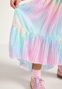 Veelkleurige geplooide rok met pastelkleuren in roze, blauw en groen. Voorzien van een gerimpelde zoom en subtiele metallic accenten overal.