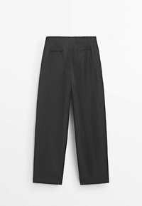 Pantalons noirs à jambes larges avec une texture lisse, dotés de deux poches arrière et d'un design épuré et minimaliste.