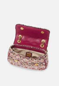Borsa a tracolla in tweed intrecciato nei colori rosa, crema e multicolore, con interni in pelle magenta lucida. Presenta finiture in oro e un'etichetta con logo distintivo.