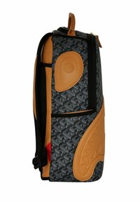 Zaino con motivo geometrico nero e grigio, con dettagli in pelle tan, un pannello laterale testurizzato e dettagli in rosso sulla zip. Presenta spallacci regolabili.
