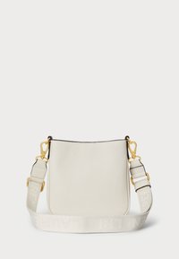 Λευκή δερμάτινη τσάντα ώμου με υφή, που διαθέτει χρυσές λεπτομέρειες και ρυθμιζόμενο λουρί με ανάγλυφη την επωνυμία.