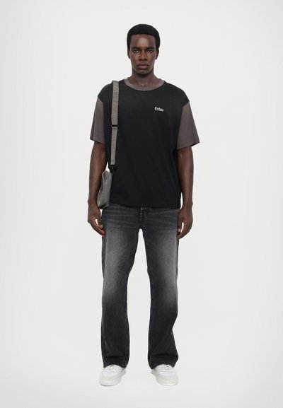 Evisu PLASTISOL PRINT AND CONTRAST STITCH - Triko s potiskem - black