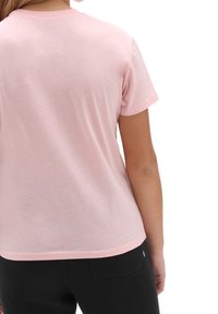 Jasnoróżowy T-shirt z bawełny, z okrągłym dekoltem i krótki rękawami, charakteryzujący się gładką teksturą i luźnym krojem. Widoczny detal szwu przy dolnym obszyciu.