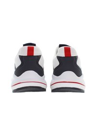 Scarpe sportive in bianco, blu e rosso. Presentano una tomaia in tessuto liscio, accenti sul tallone a contrasto e una suola bianca imbottita.