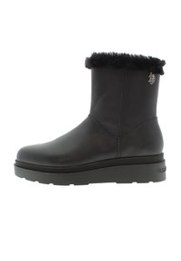Czarne skórzane botki do kostki z kołnierzem z sztucznego futra, płaską gumową podeszwą oraz metalowym logo z boku, charakteryzujące się gładką fakturą.