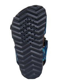 Suola di scarpa in gomma con un motivo a zigzag, di colore grigio scuro con accenti blu e teal. La parte inferiore presenta fori di drenaggio per la traspirabilità.