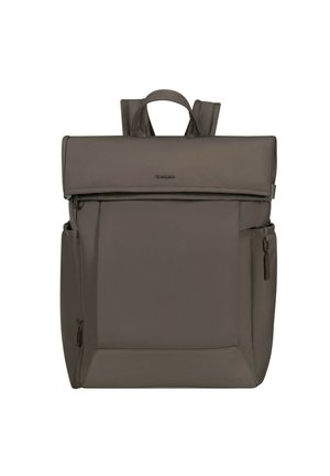 Moderner dunkelgrauer Rucksack mit oberer Klappe, seitlichen Taschen mit Reißverschlüssen und gepolsterten Schultergurten, vor weißem Hintergrund gezeigt.
