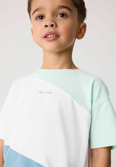 Tričko s krátkym rukávom, ktoré má farebný blok v bielej, mentolovej a svetlomodrej farbe. Obsahuje vyšívané logo "Paul Smith" na prednej strane.
