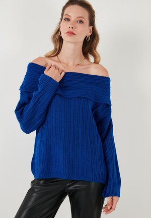 Pull bleu côtelé décontracté avec des manches longues et une coupe ample, à épaules dénudées. Tissu texturé avec un large col, parfait pour superposer.
