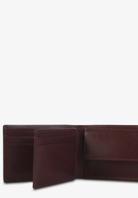 Billetera de cuero marrón con múltiples ranuras para tarjetas y un compartimento más grande, que muestra una textura suave y costuras ordenadas.