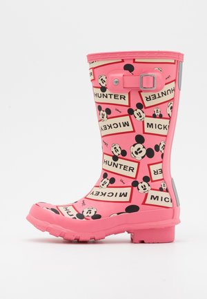 Pink børne regnstøvle med justerbar spænde, med gentagne Mickey Mouse ansigter og tekstmønstre med "Hunter" og "Mickey".