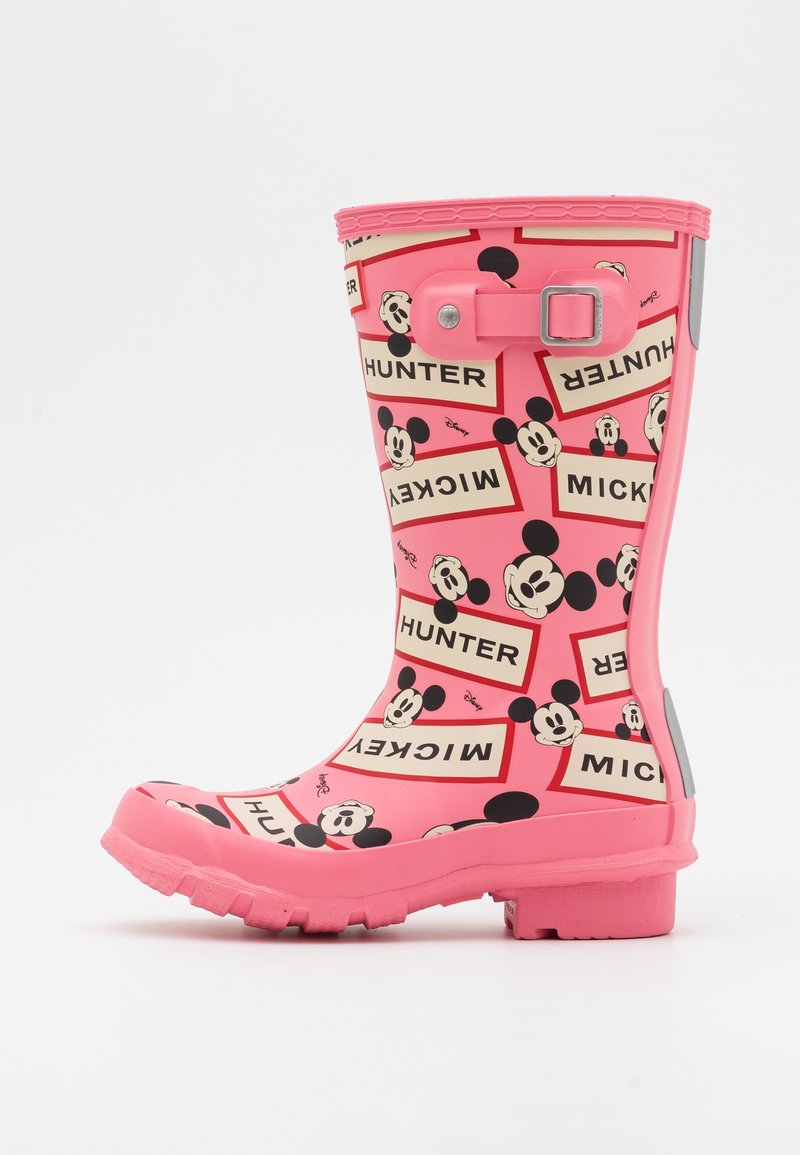 Botte de pluie rose pour enfant avec boucle ajustable, présentant des visages répétés de Mickey Mouse et des motifs de texte "Hunter" et "Mickey".