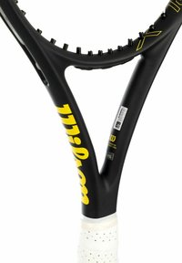 Zwarte tennisracket met gele branding, voorzien van een textured witte grip en een onderscheidende V-vorm bij de hals. Bevat een label met specificaties.