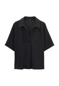 Černá krátká košile s límečkem, volného střihu a texturovaného materiálu. Jednoduchý design s předním otvorem. Žádné viditelné zapínání.