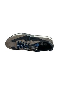 Sneaker in suede grigio e mesh con lacci blu a motivo, suola bianca con dettagli neri e un'etichetta sulla linguetta. Include cuciture decorative.