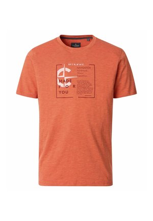 Oranje T-shirt met korte mouwen met subtiele horizontale strepen en een gedrukte vierkante afbeelding met navigatietekst in het midden van de borst.