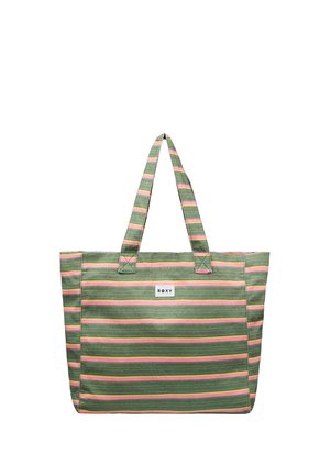 Zielona torba na ramię z poziomymi różowymi i żółtymi paskami, dwoma uchwytami oraz małą prostokątną naszywką z logo umieszczoną na środku przodu.