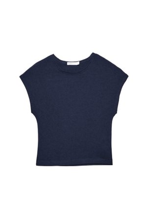 Laivastonsininen lyhythihainen neulepaita leveillä hihoilla ja pyöreällä kaula-aukolla, aseteltu tasaiselle valkoiselle pohjalle.