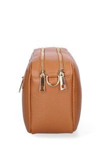 Borsa in pelle marrone con texture e forma rettangolare. Due cerniere dorate e un dettaglio circolare in metallo sul lato anteriore.