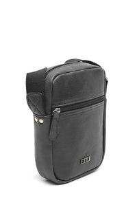 Borsa a tracolla nera in pelle con finitura testurizzata, chiusura con zip, tracolla regolabile e finiture in metallo. Forma rettangolare compatta.