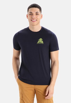 M 100% MERINO TECH LITE II SS TEE ALP ASCENSION - Print T-shirt - midnight navy