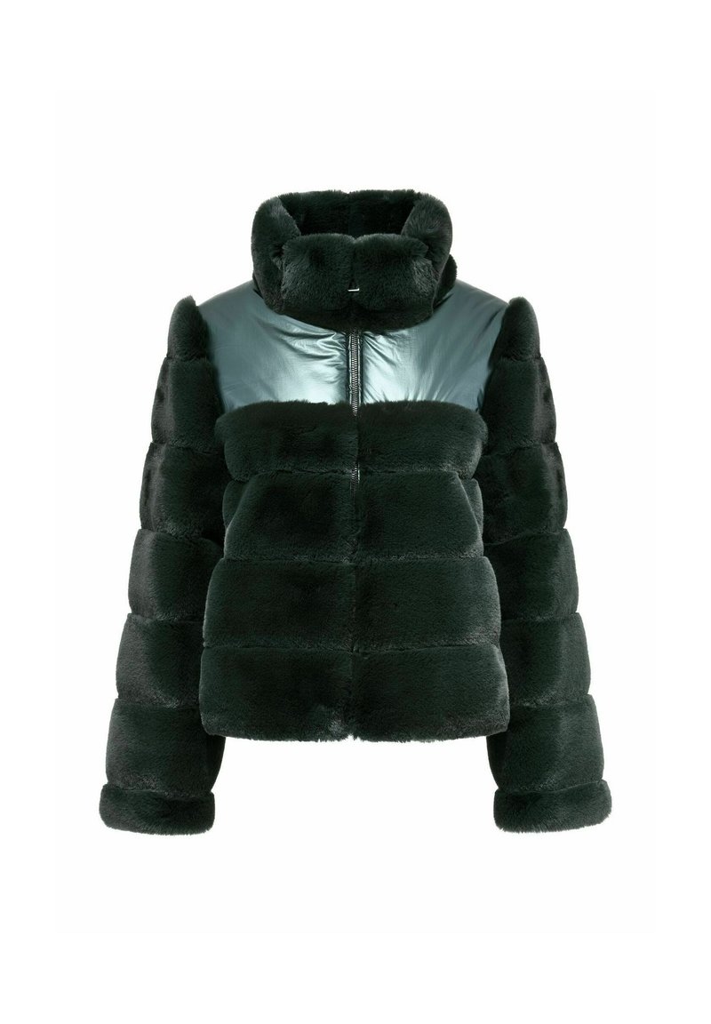 Giacca in pelliccia sintetica verde con pannello lucido color teal, chiusura con zip, alto colletto e design voluminoso; presenta una silhouette squadrata e una texture morbida.