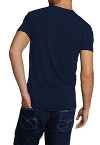 T-shirt blu navy con maniche corte, scollo rotondo, realizzata in morbido tessuto di cotone. Presenta un design semplice, senza motivi o accenti visibili.